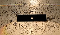 Magnetické pole tyčového magnetu pilinami - foto