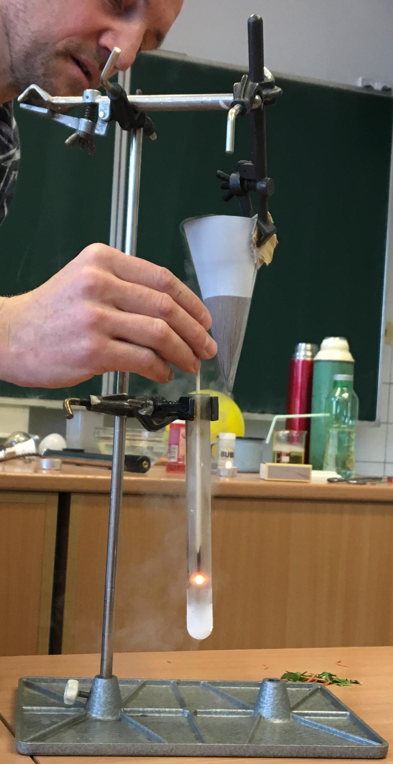 Tekutý dusík kondenzuje kyslík ze vzduchu (na kovovém kornoutu)